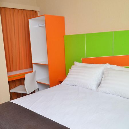 Titanium Express Homtel Hotell Jakarta Exteriör bild