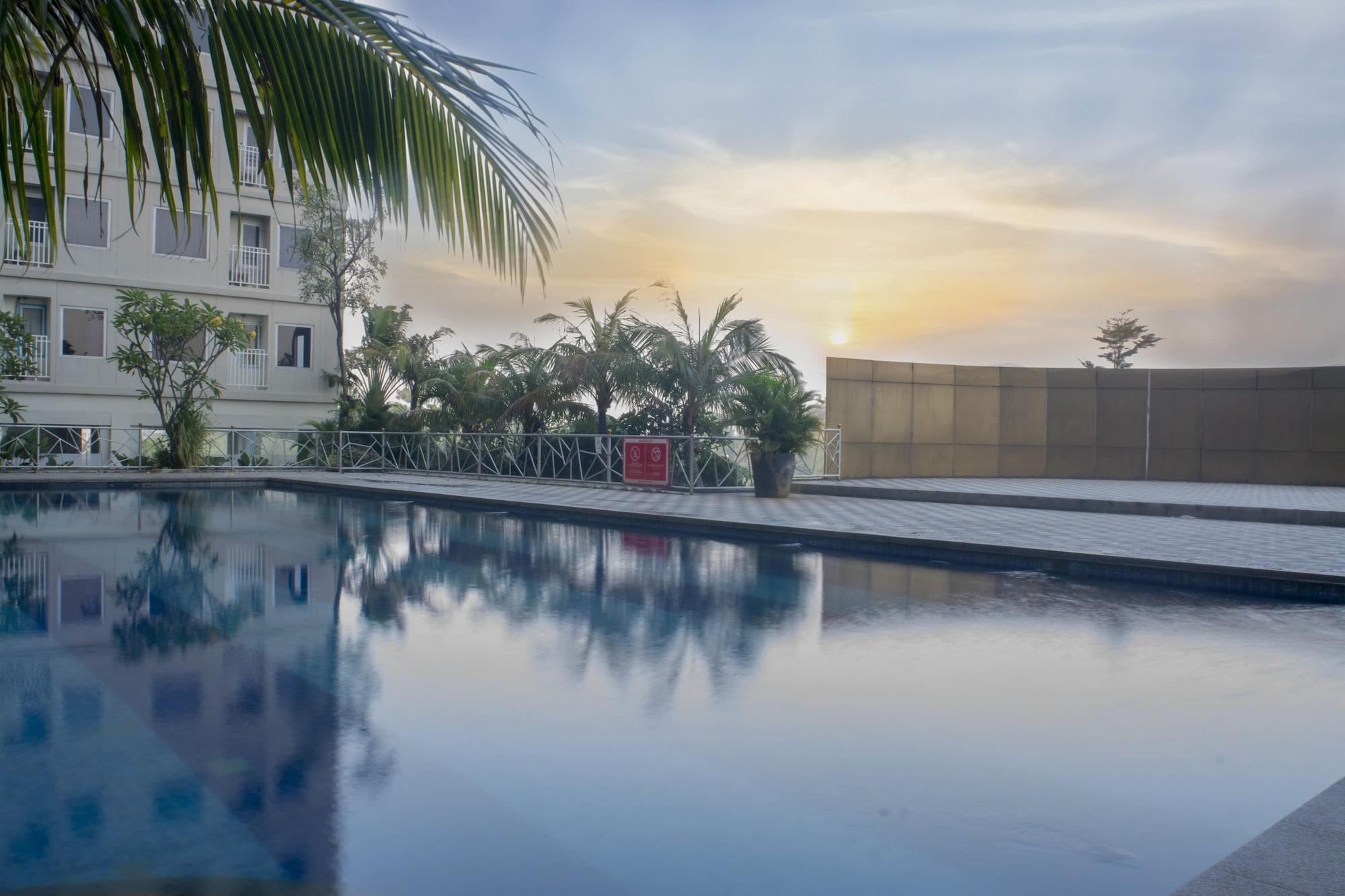 Titanium Express Homtel Hotell Jakarta Exteriör bild