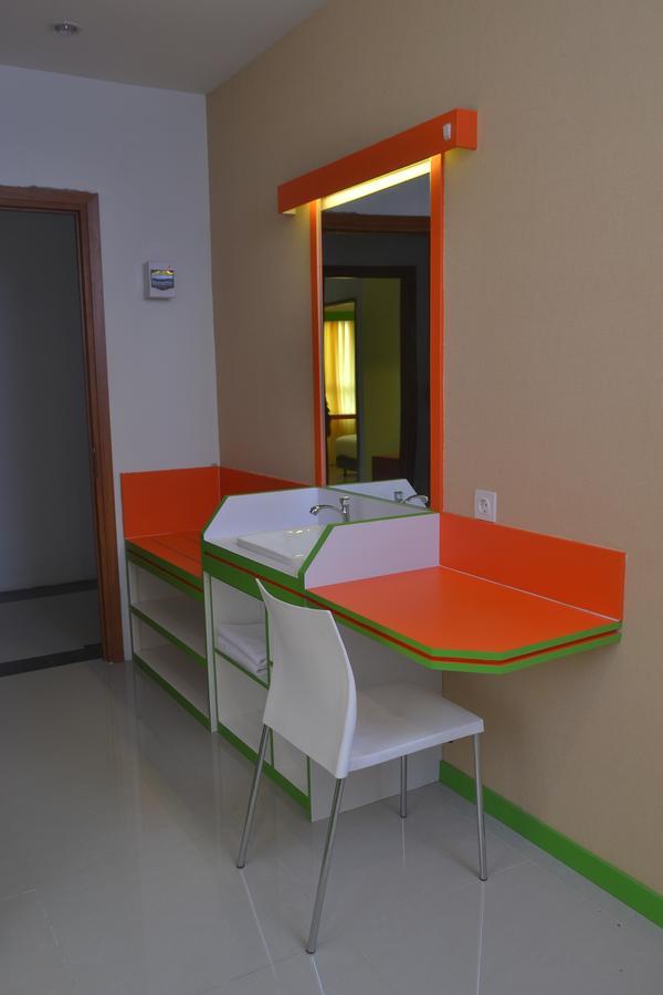 Titanium Express Homtel Hotell Jakarta Exteriör bild