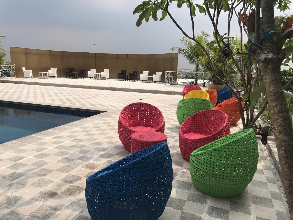 Titanium Express Homtel Hotell Jakarta Exteriör bild